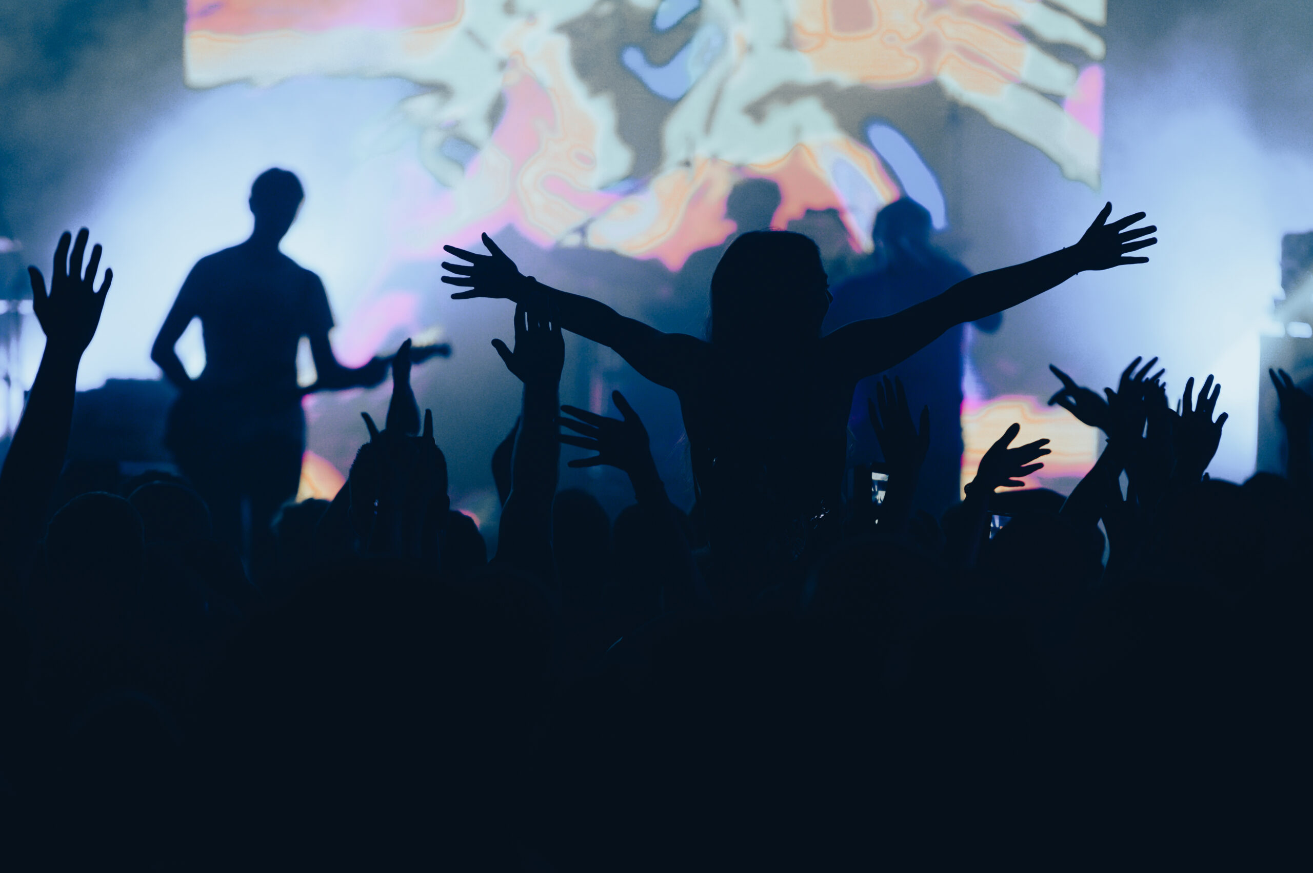 silhouette-of-a-woman-with-raised-hands-on-a-conce-2026-01-09-08-42-53-utc